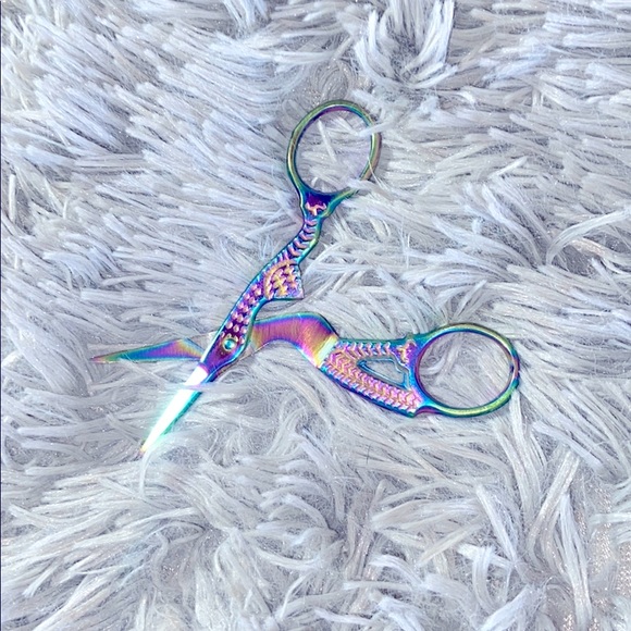 Metallic Nail Scissors - Picture 2 of 3